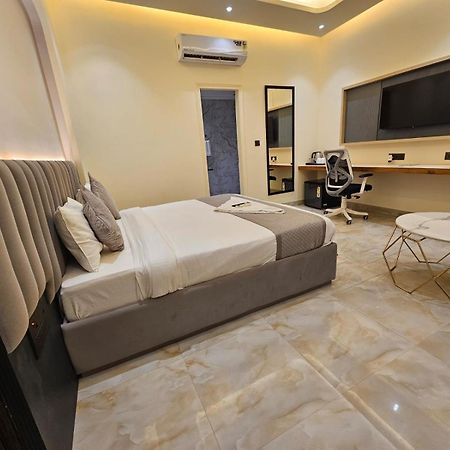 Hotel The Glass House เกรทเตอร์นอยดา ภายนอก รูปภาพ