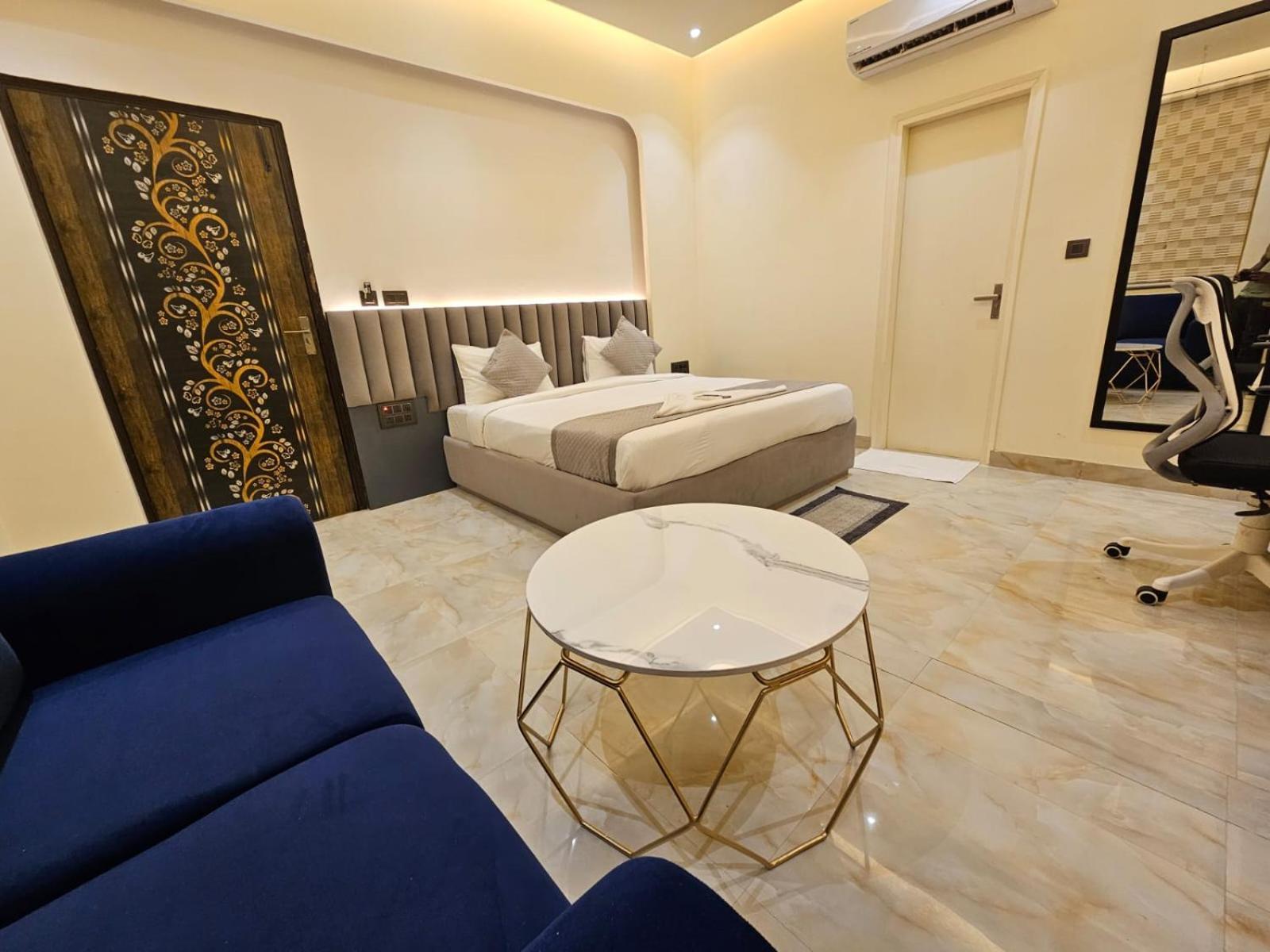 Hotel The Glass House เกรทเตอร์นอยดา ภายนอก รูปภาพ