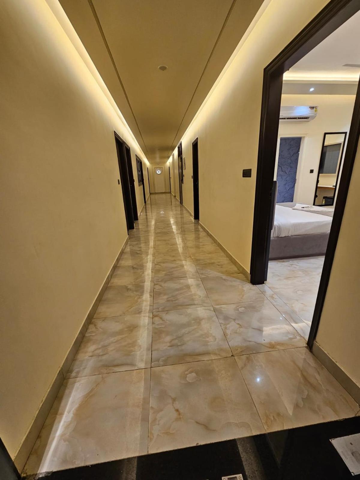 Hotel The Glass House เกรทเตอร์นอยดา ภายนอก รูปภาพ
