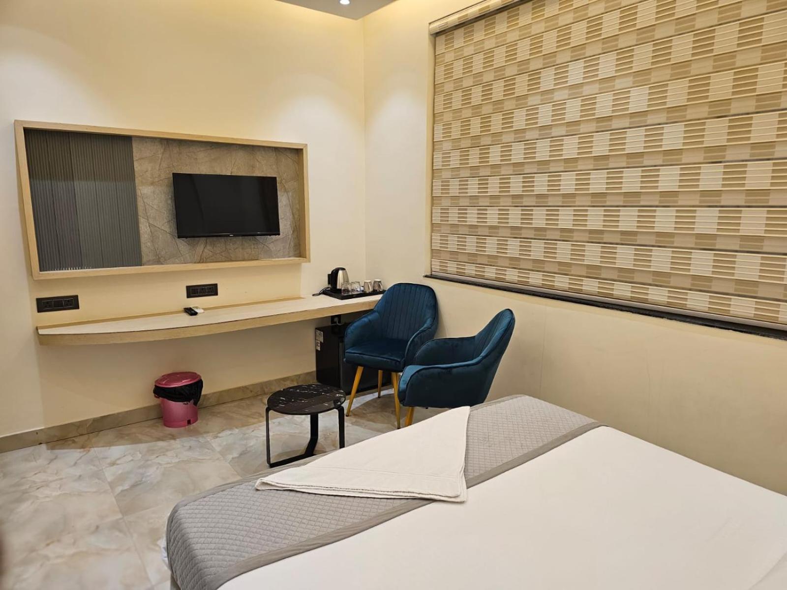 Hotel The Glass House เกรทเตอร์นอยดา ภายนอก รูปภาพ