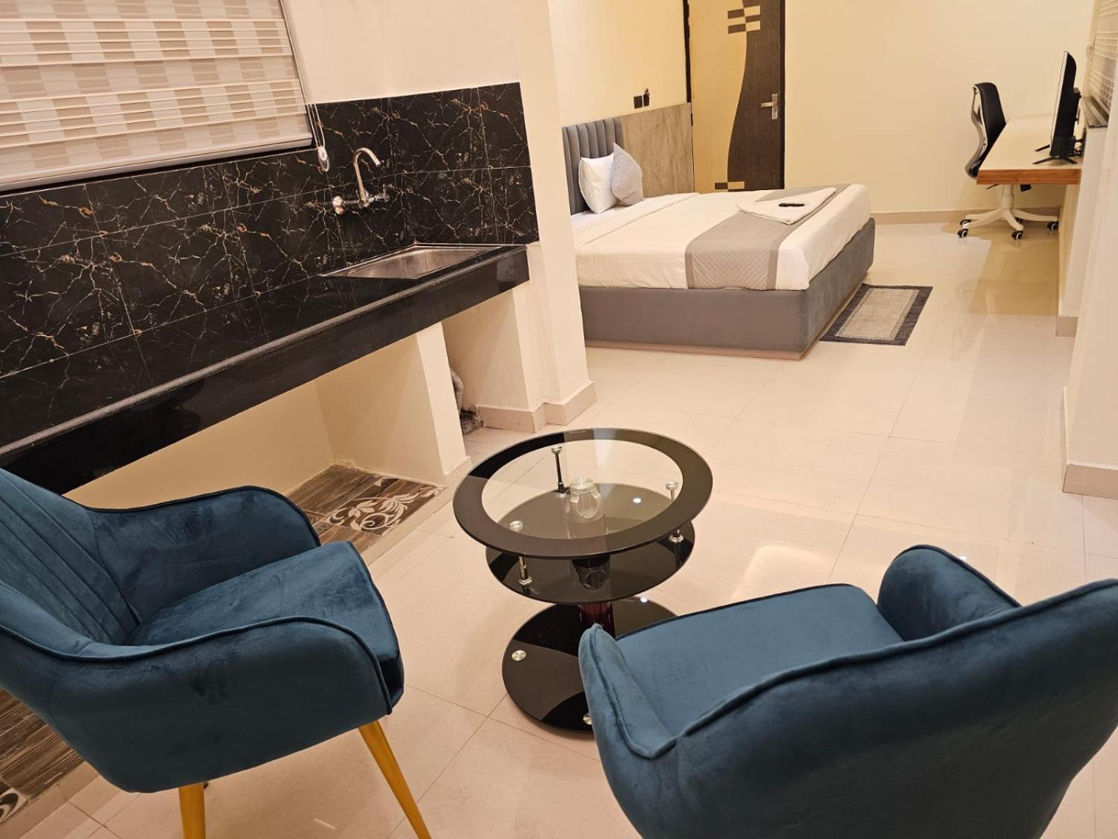 Hotel The Glass House เกรทเตอร์นอยดา ภายนอก รูปภาพ