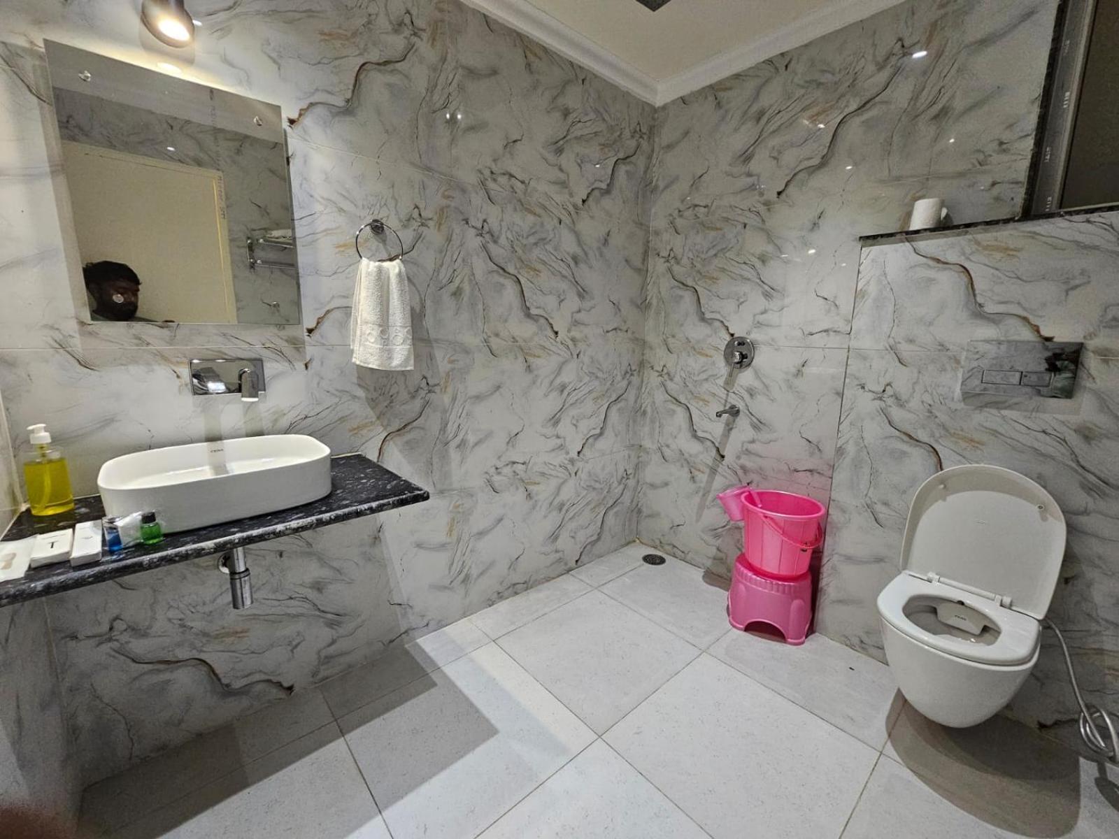 Hotel The Glass House เกรทเตอร์นอยดา ภายนอก รูปภาพ
