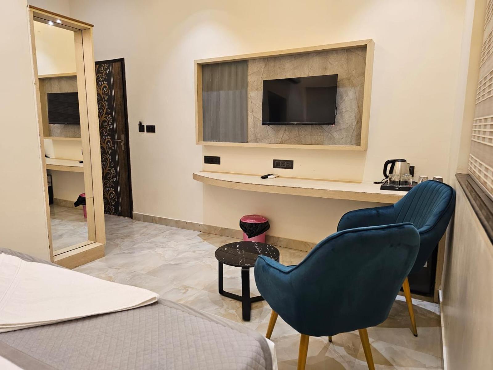 Hotel The Glass House เกรทเตอร์นอยดา ภายนอก รูปภาพ