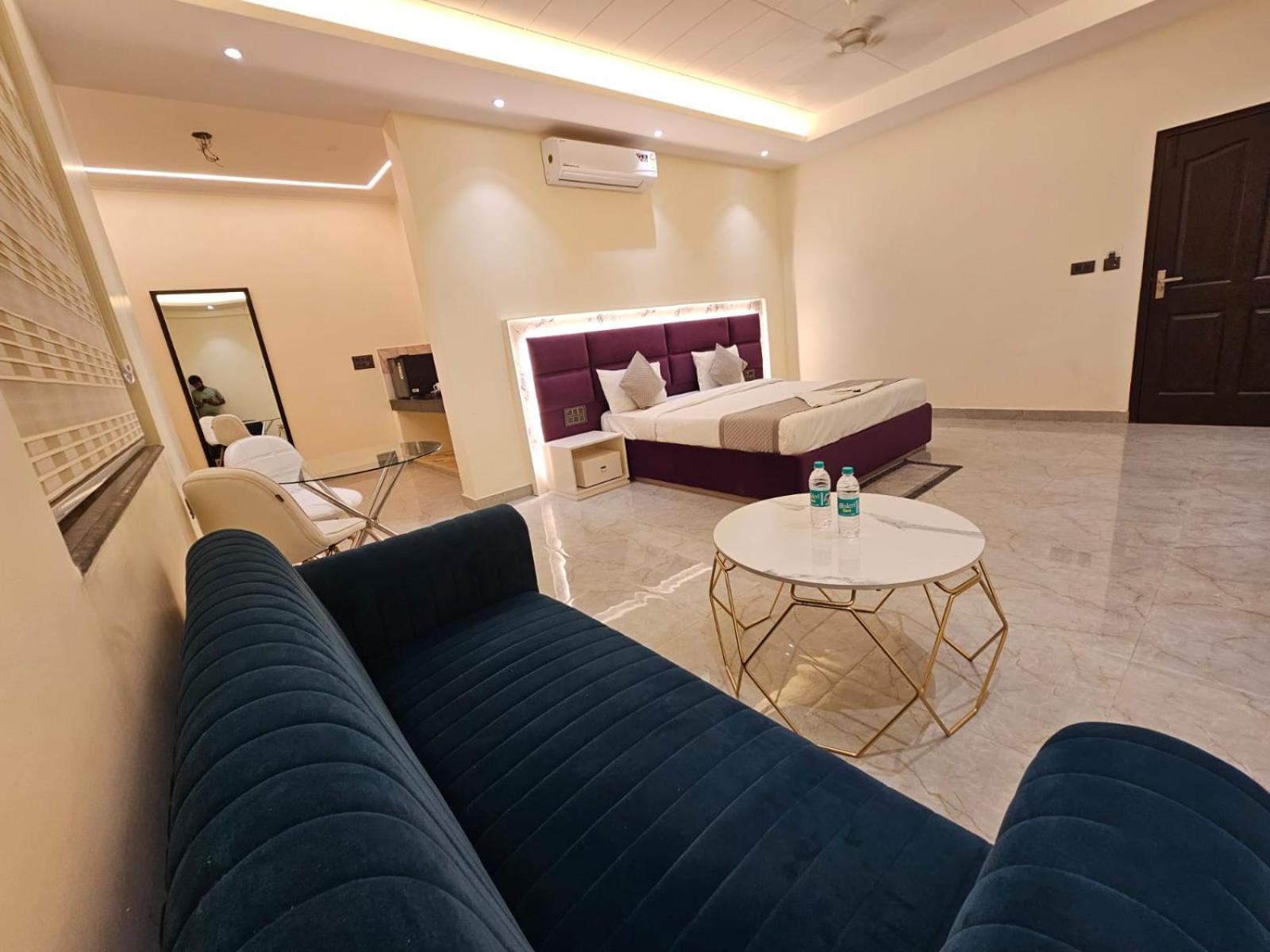 Hotel The Glass House เกรทเตอร์นอยดา ภายนอก รูปภาพ