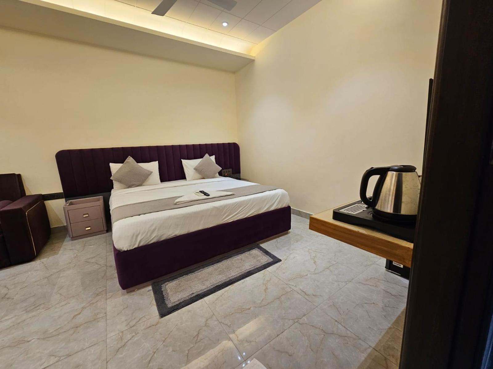 Hotel The Glass House เกรทเตอร์นอยดา ภายนอก รูปภาพ