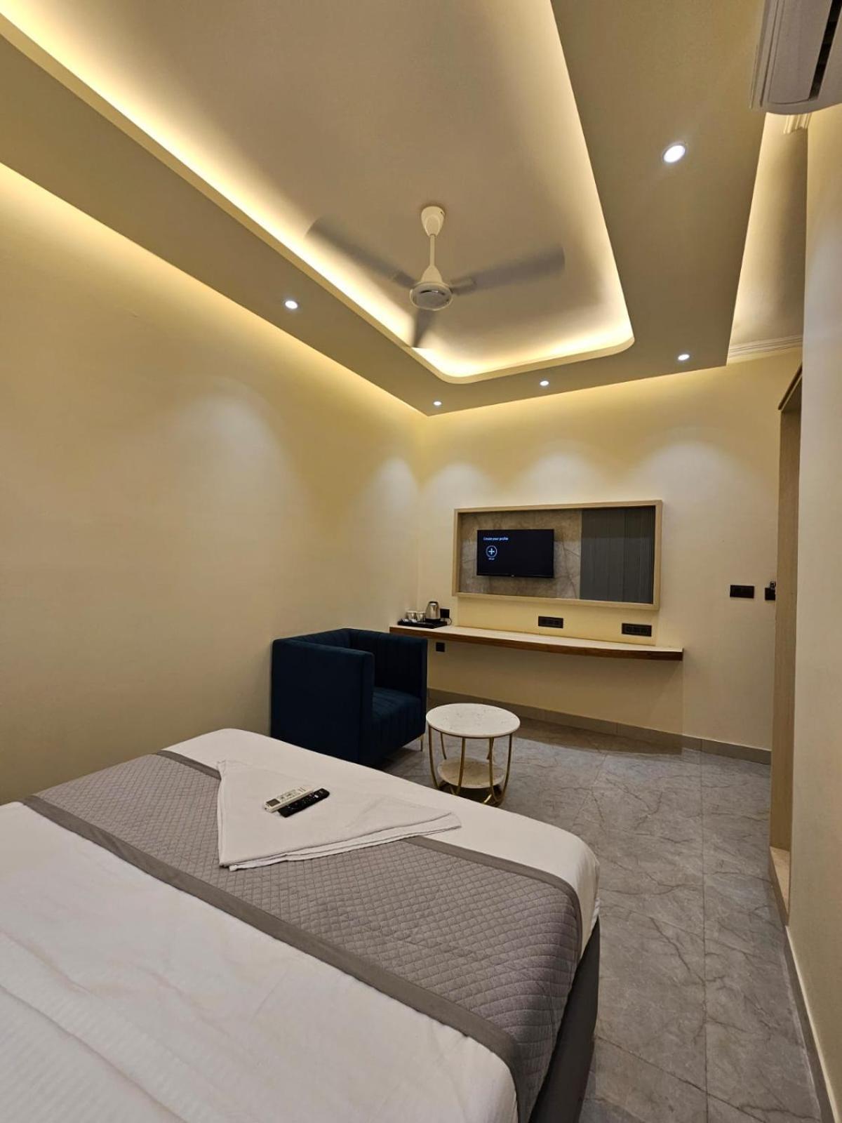 Hotel The Glass House เกรทเตอร์นอยดา ภายนอก รูปภาพ
