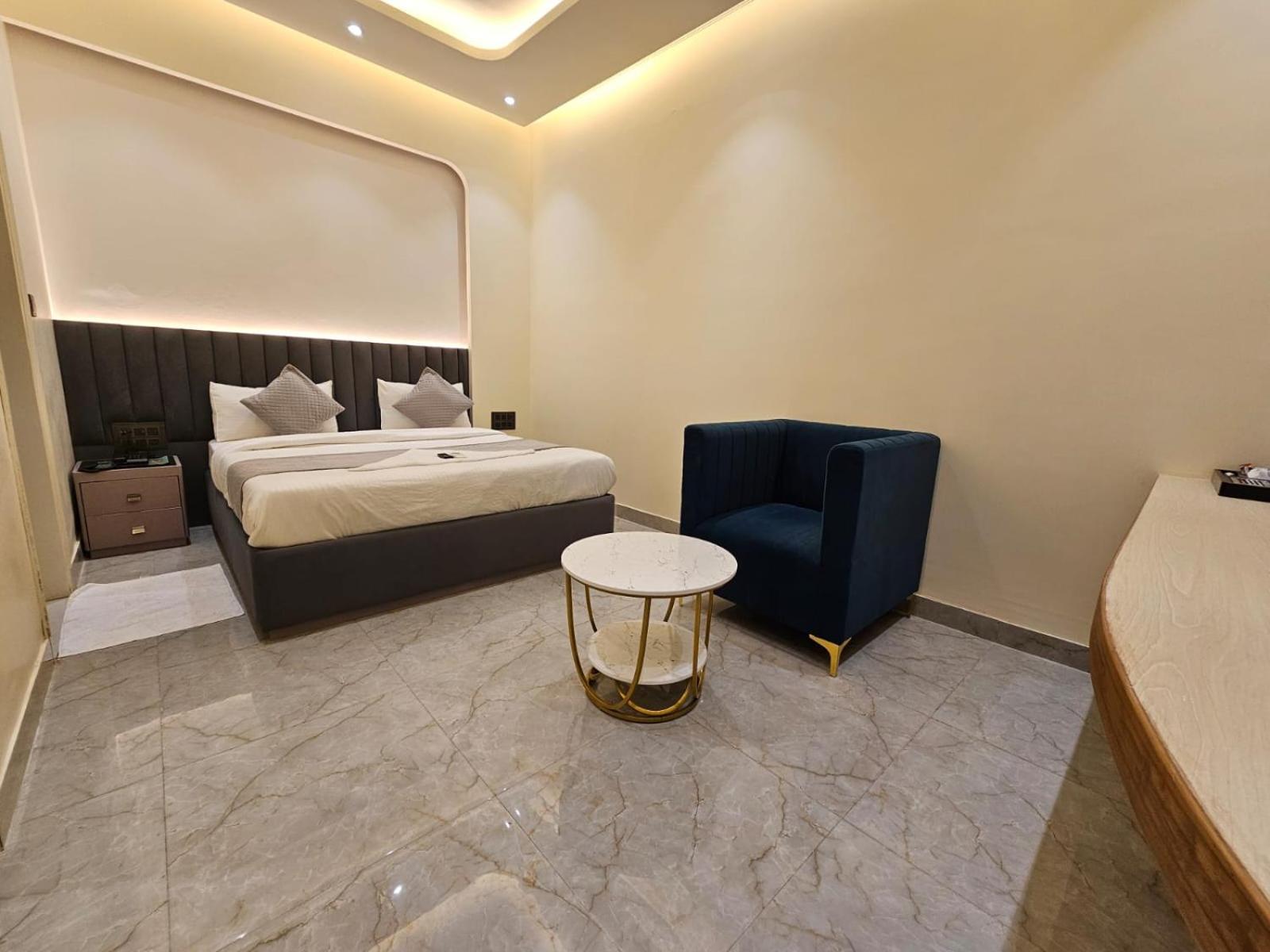 Hotel The Glass House เกรทเตอร์นอยดา ภายนอก รูปภาพ