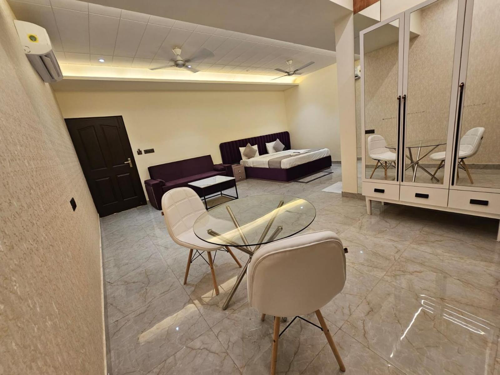 Hotel The Glass House เกรทเตอร์นอยดา ภายนอก รูปภาพ