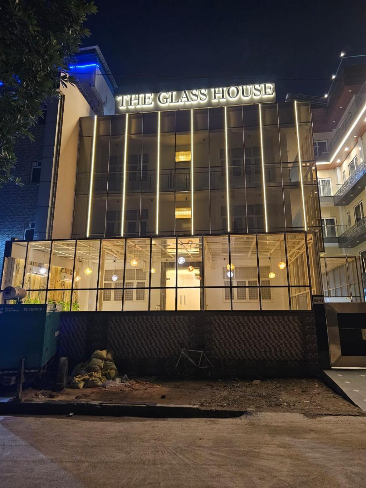 Hotel The Glass House เกรทเตอร์นอยดา ภายนอก รูปภาพ