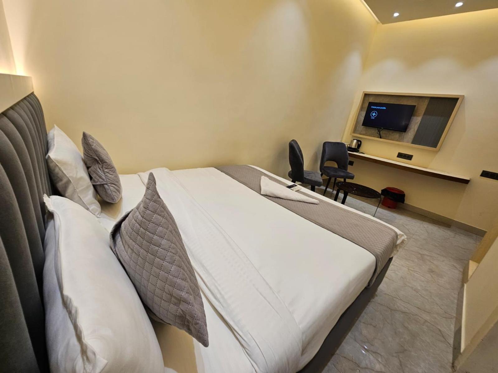 Hotel The Glass House เกรทเตอร์นอยดา ภายนอก รูปภาพ