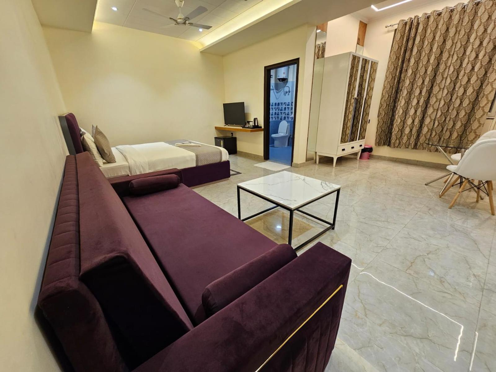 Hotel The Glass House เกรทเตอร์นอยดา ภายนอก รูปภาพ